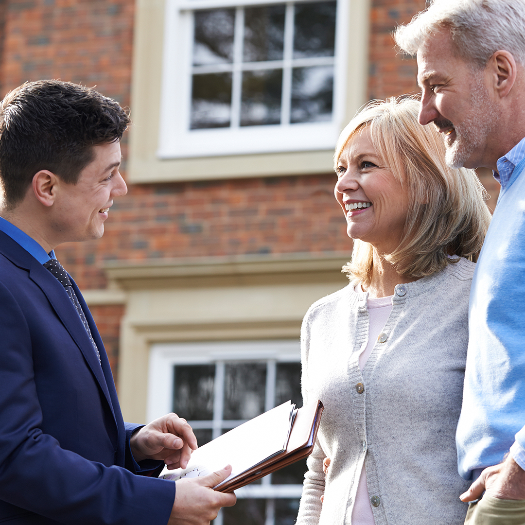 Image of a couple meeting with a realitor