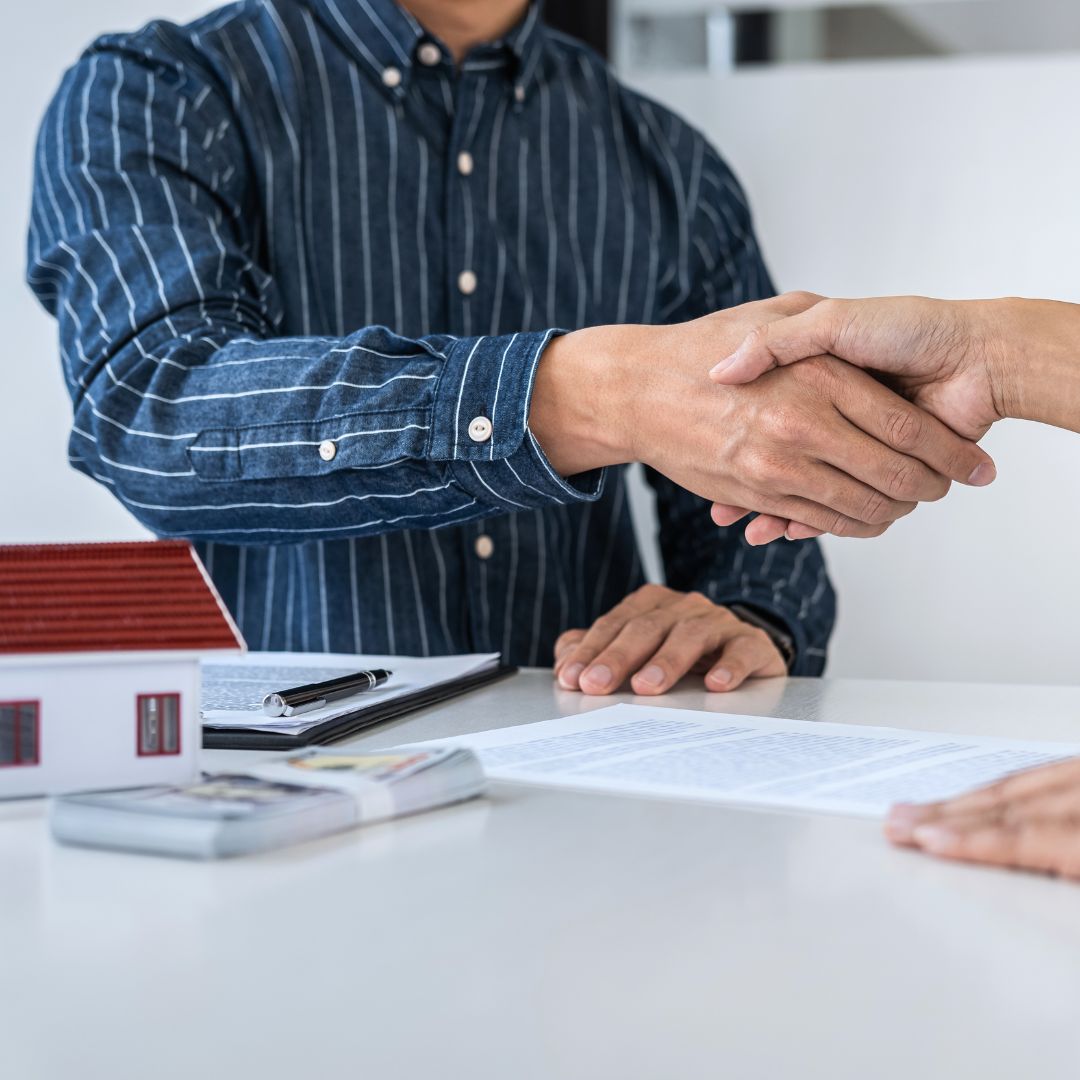 client shaking hands with real estate agent